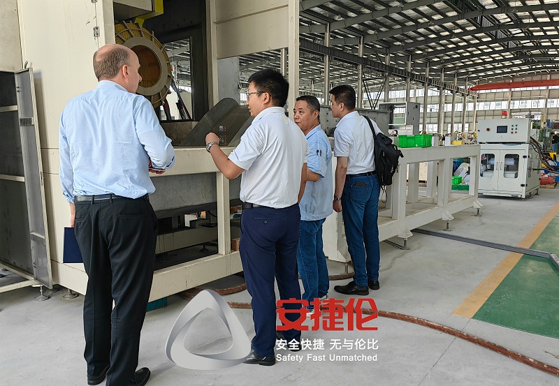 老客戶德國福沃克橡膠減震到訪安捷倫考察自動噴膠機(jī)
