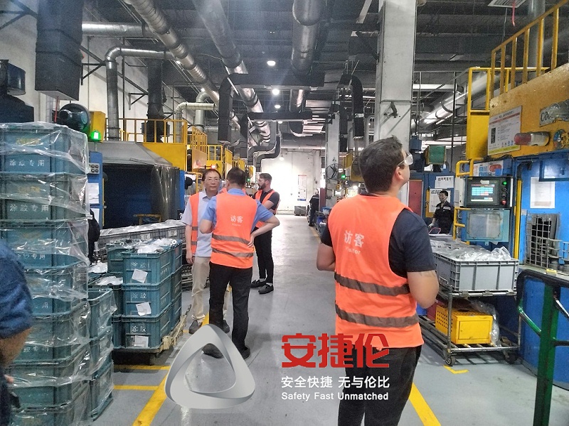 大連外貿(mào)公司代國外客戶采購安捷倫的橡膠減震自動滾噴機(jī)
