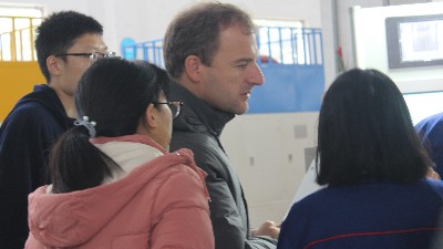 西班牙客戶慕名而來，參觀安捷倫自動滾膠機(jī)、滾噴機(jī)！