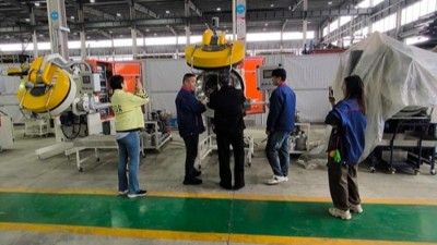 馬來西亞橡膠減震客戶到訪 參觀噴涂、縮徑、浸涂等設(shè)備