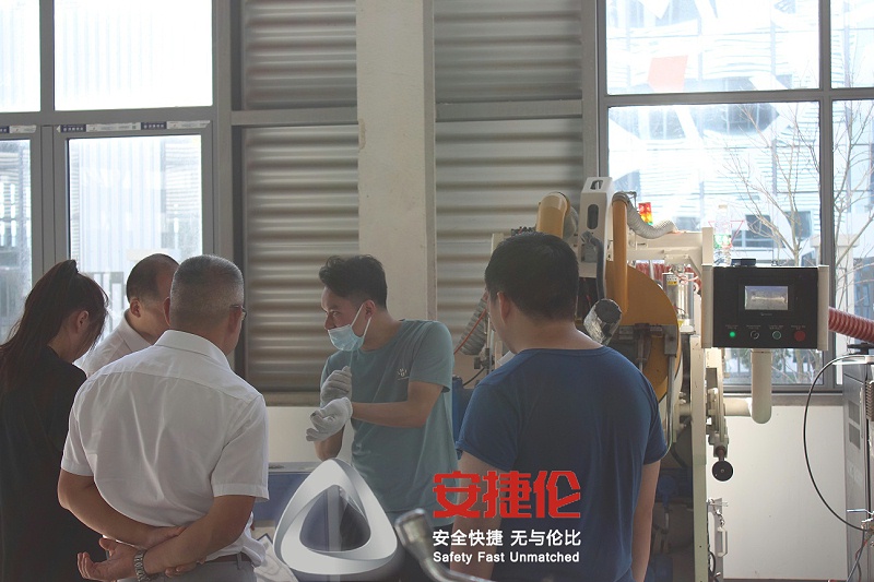 上?？蛻魠⒂^噴膠機(jī)、滾噴機(jī) (2)