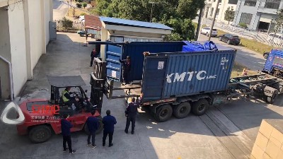馬來西亞客戶訂購的自動縮徑機、液壓機裝車發(fā)貨現(xiàn)場！