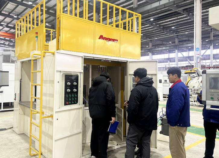 泰國(guó)客戶參觀噴膠機(jī)2
