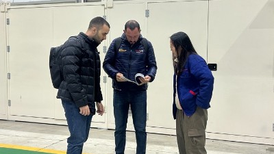巴西橡膠減震客戶到訪 參觀滾膠機(jī)、滾涂機(jī)、縮徑機(jī)
