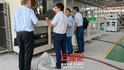 老客戶德國(guó)福沃克橡膠減震到訪安捷倫考察自動(dòng)噴膠機(jī)