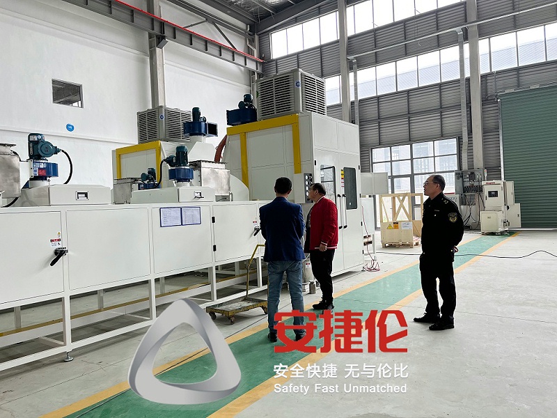南通應(yīng)急管理局處長(zhǎng)、局長(zhǎng)到訪安捷倫南通工廠 (5)- - 副本