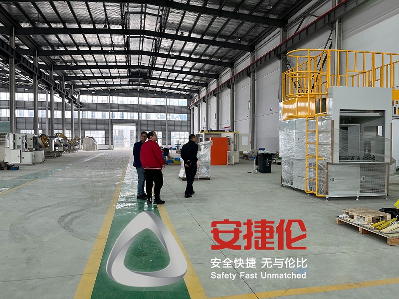 南通應(yīng)急管理局處長(zhǎng)、局長(zhǎng)到訪安捷倫南通工廠 (7)- - 副本