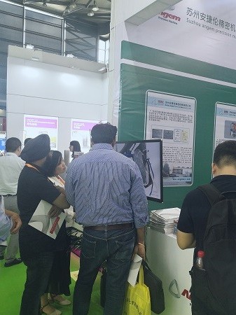 安捷倫-2019年中國國際橡膠技術(shù)展向客戶介紹滾噴機