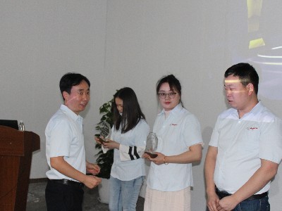 安捷倫--2021年員工大會-盧總給優(yōu)秀員工領(lǐng)獎