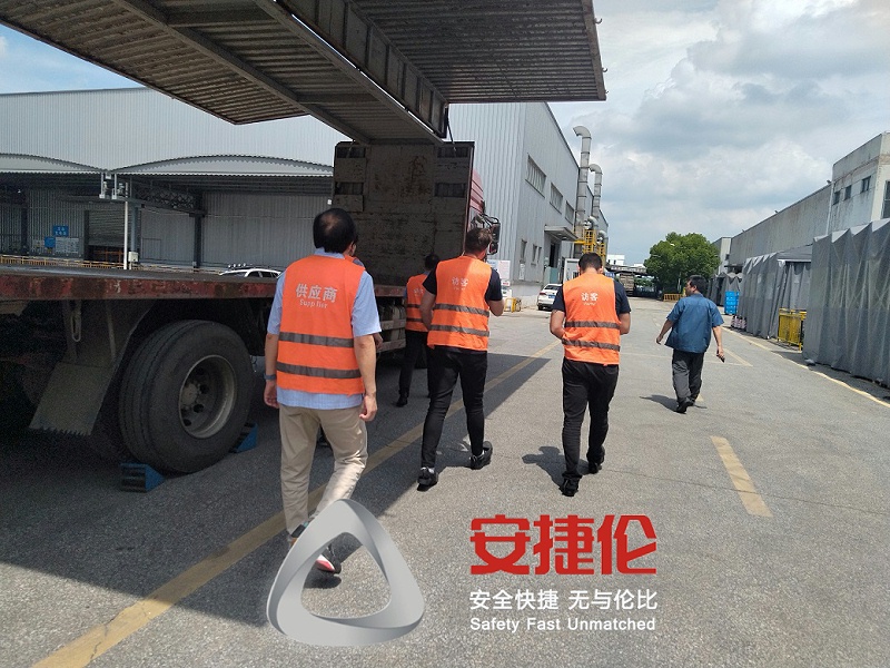大連瑞進國際貿(mào)易客戶設(shè)備驗收2