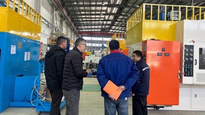 江蘇汽車零部件客戶 現(xiàn)場驗(yàn)收減震器骨架噴膠機(jī)