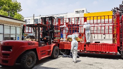 自動(dòng)噴膠機(jī)按時(shí)發(fā)貨，穿著防護(hù)服發(fā)貨的小伙伴們辛苦了！