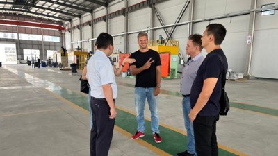 俄羅斯客戶到訪考察橡膠減震噴涂設(shè)備、縮徑機、磷化線